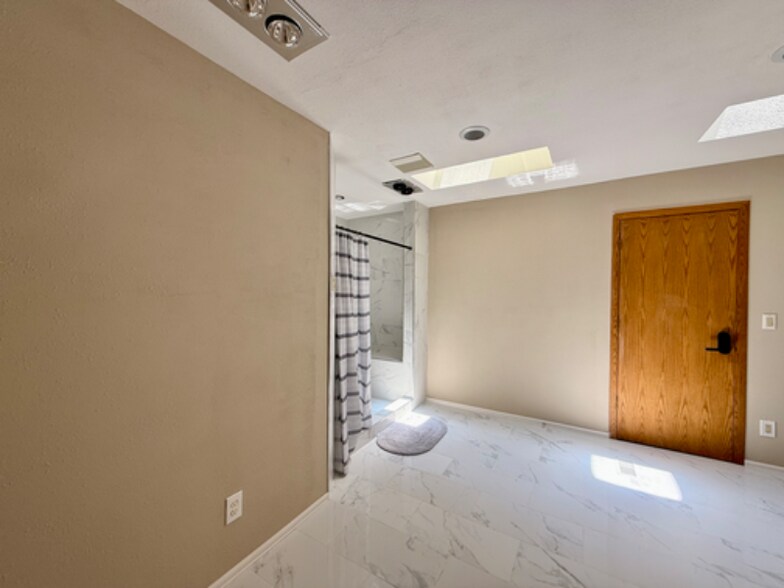 Building Photo - 301 W Mangrum Dr