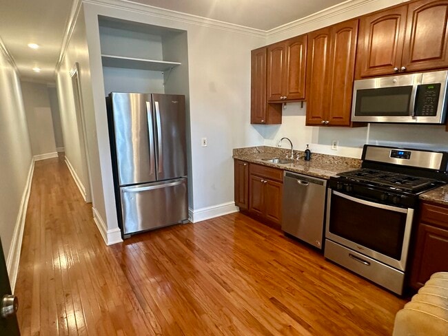 Building Photo - 5606 N Kenmore Ave