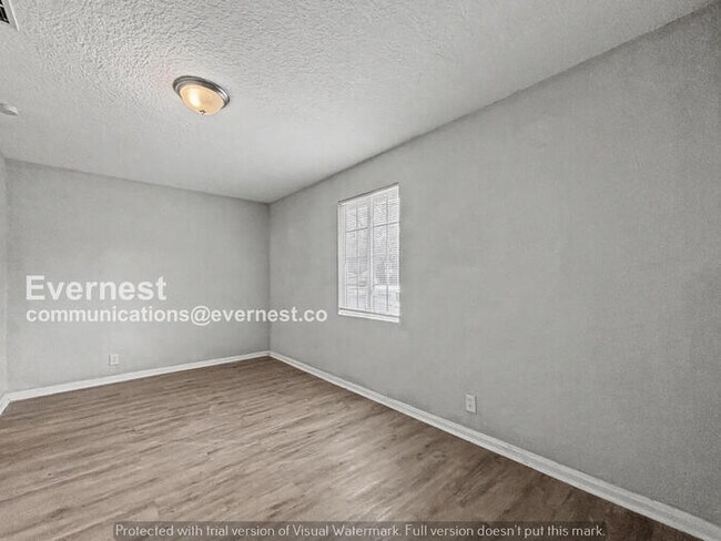 Building Photo - 3 Bed, 2 Bath Home with Modern Amenities / Pet-Friendly / Available Now!