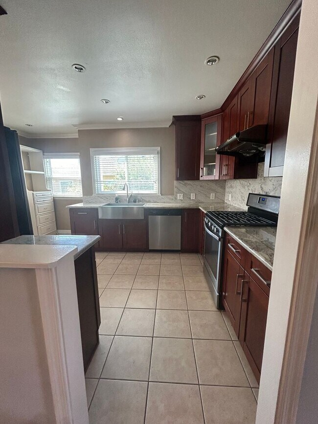 Building Photo - Beautiful Spacious 2Bd/2Bth with Bonus Family Room