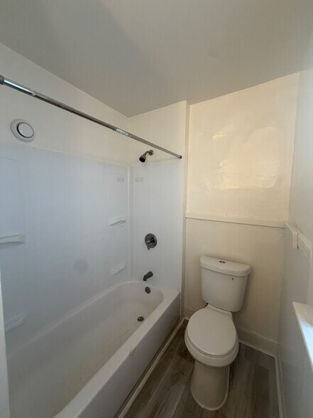 Building Photo - 3337 Parkwood Ave