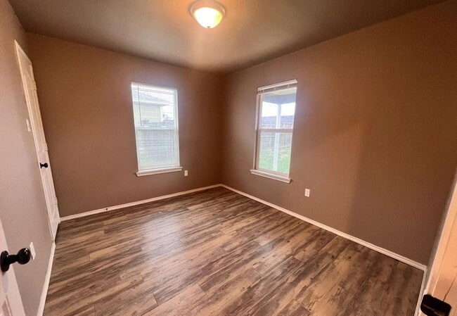 Building Photo - 1516 E 8th St