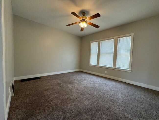 Building Photo - Newly updated 3 bd single fam house ( NO VOUCHERS)