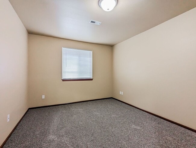 Building Photo - Spacious 4 bed/2.5bth Home W/ New Carpet &...