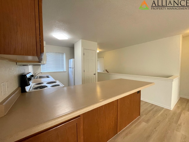 Building Photo - West Side Townhome!