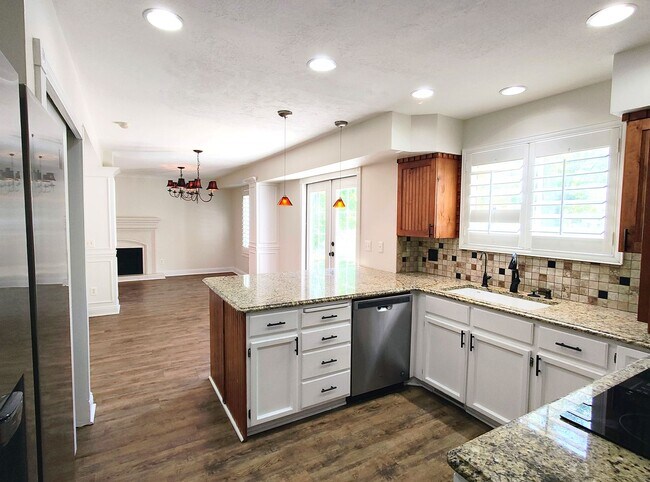 Building Photo - Beautiful 5 Bd 3.5 Ba Home w/Mother-In-Law...