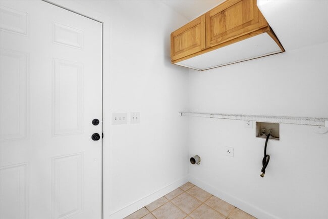 Building Photo - Beautiful 3-Bedroom, 3-Bath Home with a Huge Yard and Ample Parking