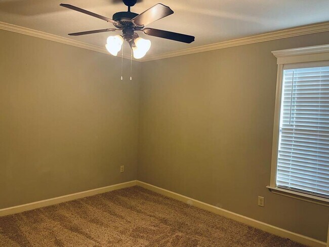Building Photo - Beautiful 3 Bedroom Home with Screened Porch, Fenced Backyard & Open Floor Plan in Hahira