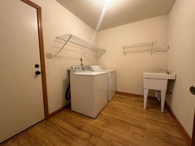 Building Photo - 2023 Wedgewood Dr