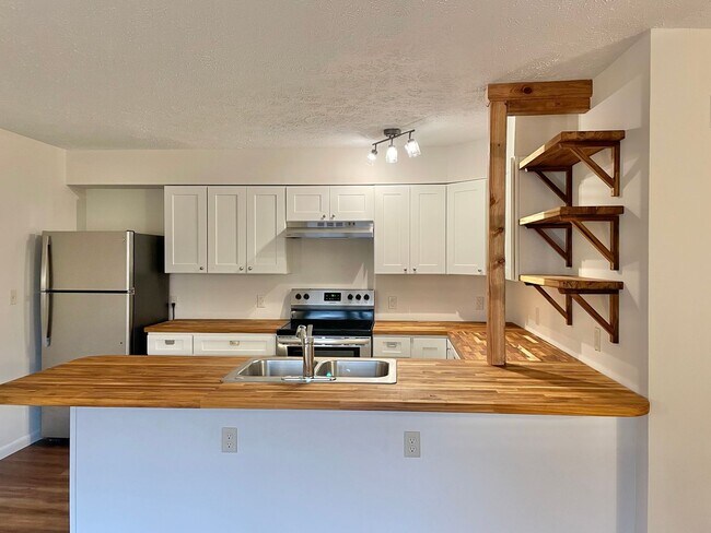 Building Photo - Freshly Renovated 1 bedroom convenient to ...