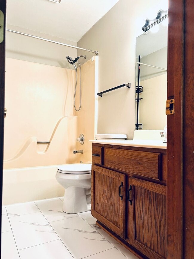 Building Photo - Convenient Location, Spacious Home