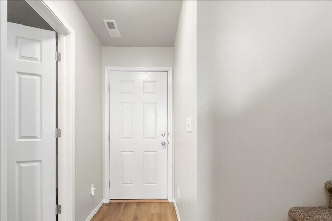 Building Photo - Beautiful Home 3 bed, 2.5 baths - Pet Friendly - Ready Now!