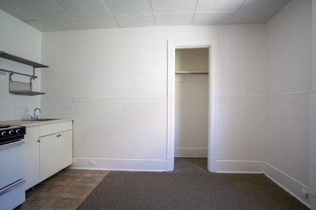 Building Photo - Top-Floor Corner SRO in Vintage Building Y...