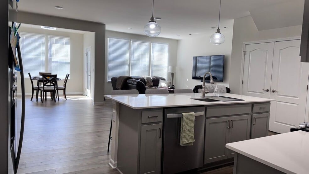 Building Photo - 1445 Superior Dr