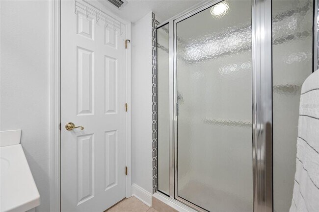 Building Photo - 3400 Cove Cay Dr