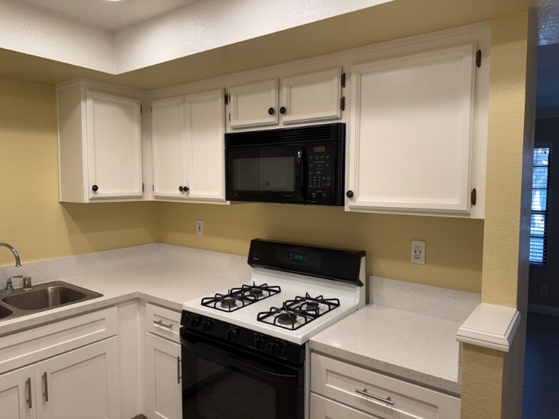 Building Photo - 8167 Vineyard Ave