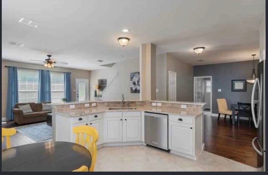 Building Photo - 2716 Zoeller Dr