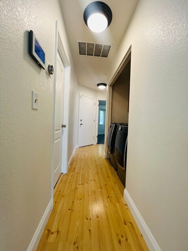 Building Photo - $2450 - 3 Bed/2 Bath Home in a Beautiful Neighborhood