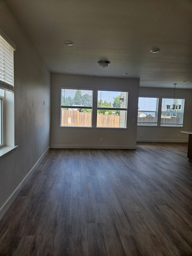 Building Photo - Brand New 3 bdrm 2 1/2 bath townhouse
