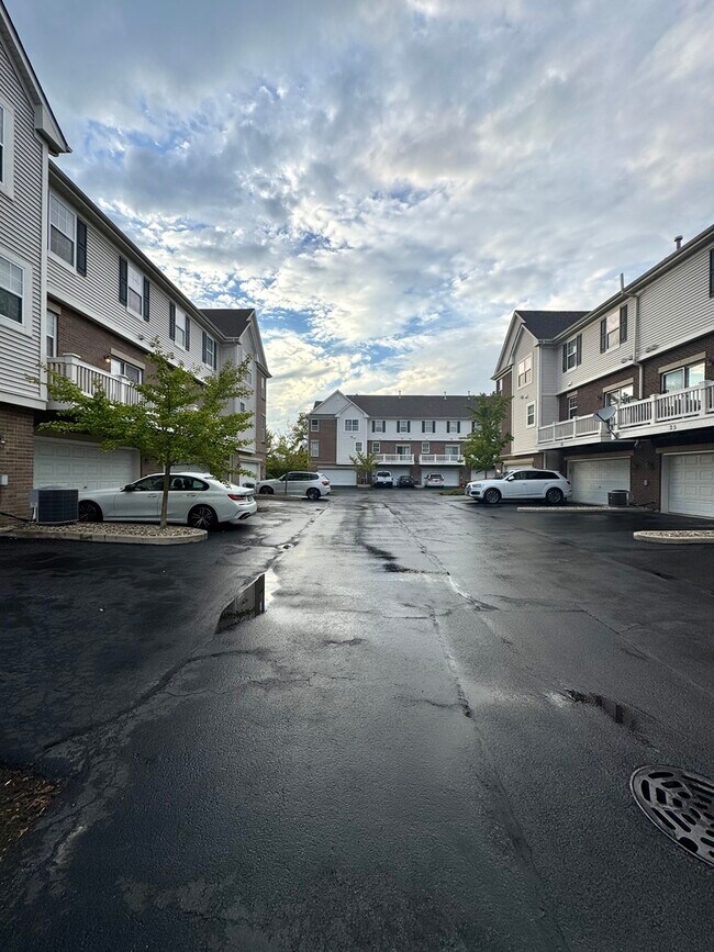 Building Photo - 17 E Willow Rd