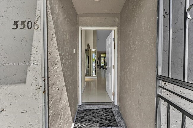 Building Photo - 5506 SW 28th Terrace