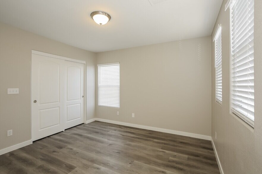 Building Photo - 1081 Crescent Falls St