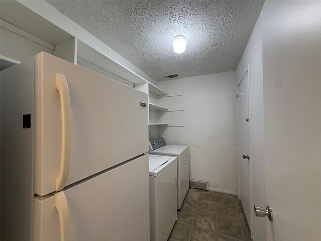 Building Photo - 20807 Union Park Dr