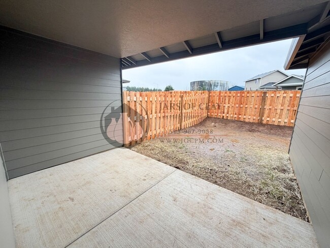 Building Photo - 1010/1012 NW Highlands Loop