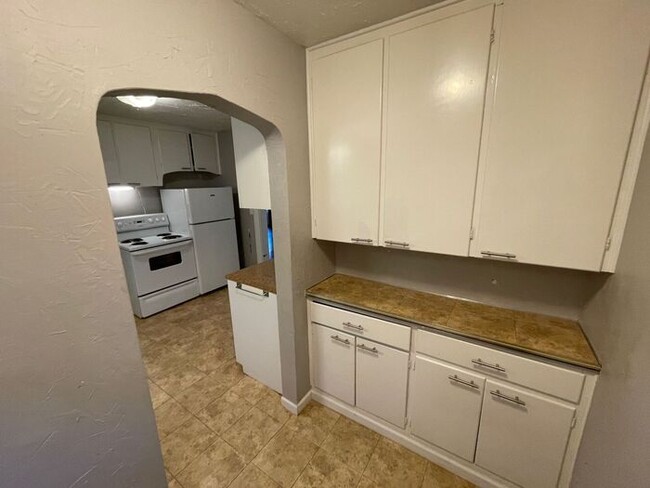 Building Photo - Charming 3 bedroom, 1.5 bathroom home in I...