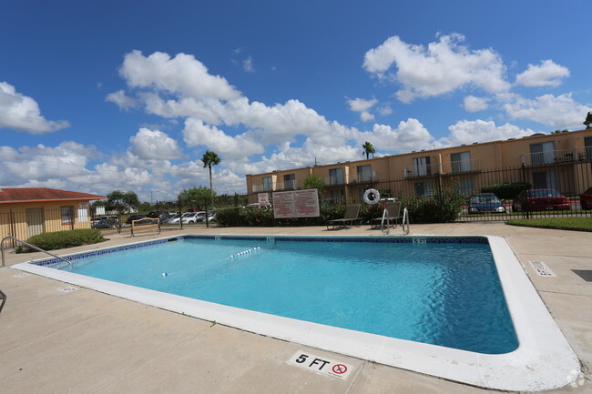 Pool - Los Cedros Apartments