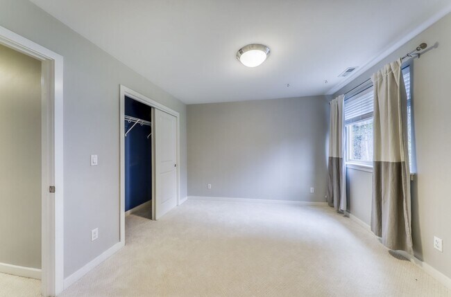 Building Photo - Gorgeous Large Home