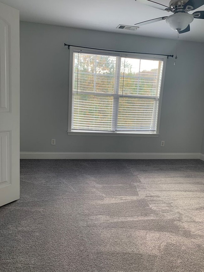 Building Photo - Lovely Eastside Townhome Condo Near Vet School- 3BR/3BATH!