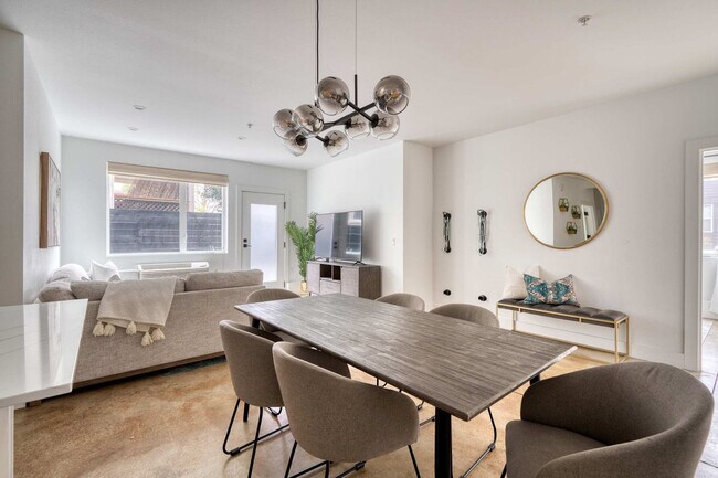 Building Photo - 4980 N Vancouver Ave