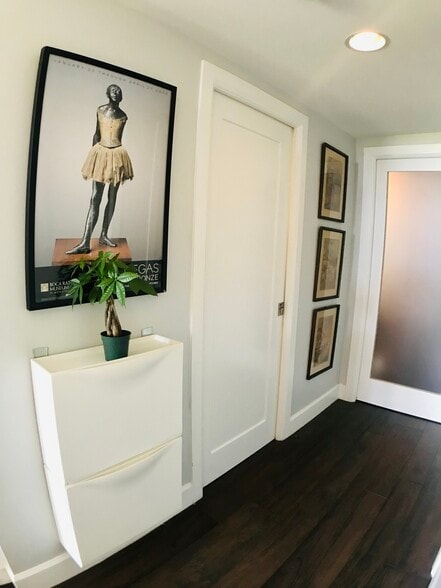 Foyer with convenient drop-zone storage. - 15 S Golfview Rd