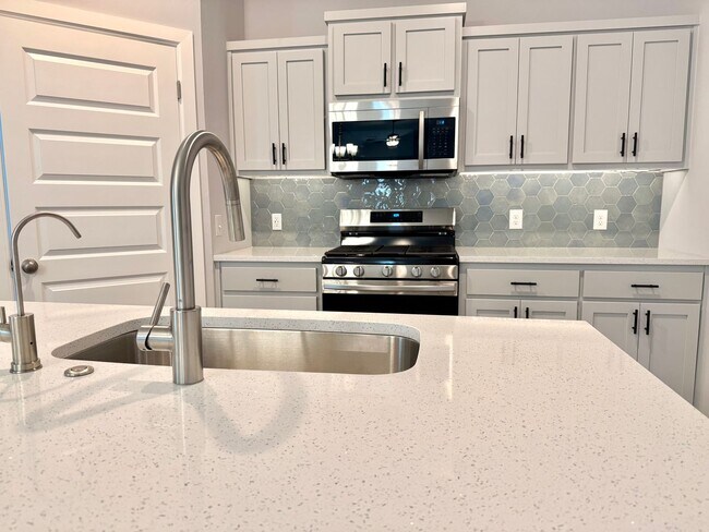 Building Photo - **Gorgeous Newer Build! 3 Bed 2 Bath**