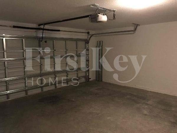 Building Photo - 931 SE Thornhill Dr