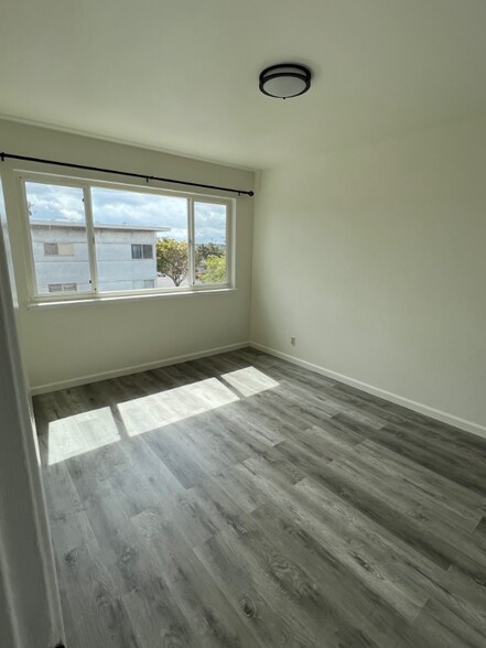 Building Photo - 490 Talbert St