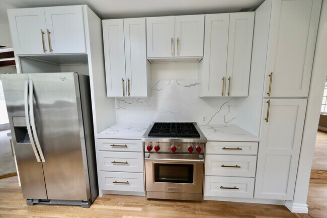 New Updated Kitchen & Wolf Stove - 1029 Chautauqua Blvd