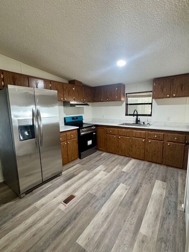 Building Photo - FOR RENT