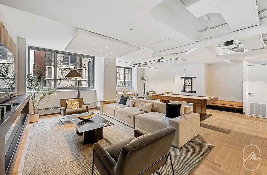 Building Photo - 500 W 42nd St