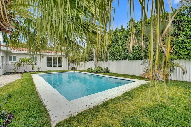 Building Photo - 12478 N Bayshore Dr