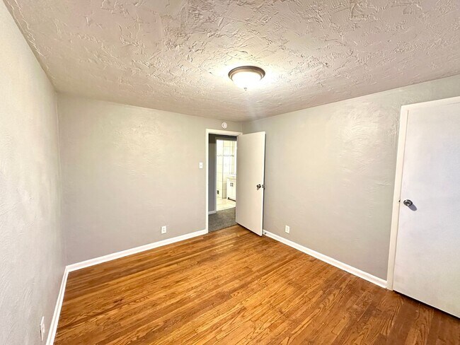 Building Photo - Updated 2 Bed, 1 Bath Home w/ Bonus Room i...