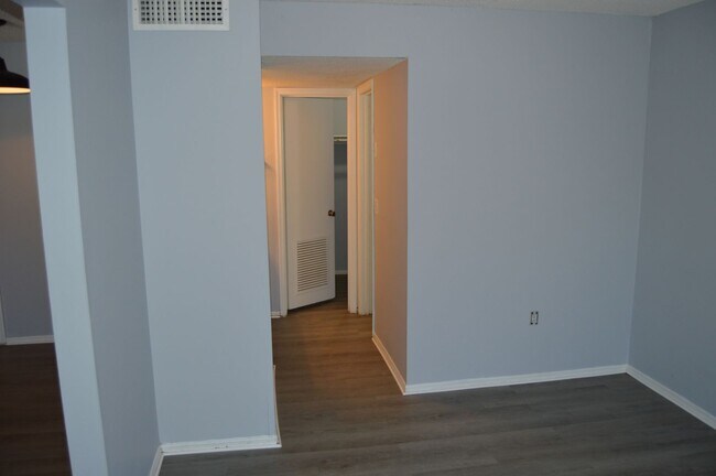 Building Photo - Spacious Studio in Maitland!