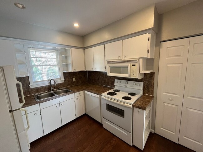 Building Photo - Move In Ready!! Cozy Brick Home, in North Columbus. Located off of Airport Thruway!!