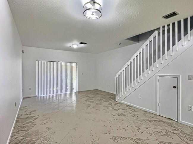 Building Photo - 8833 S Isles Cir