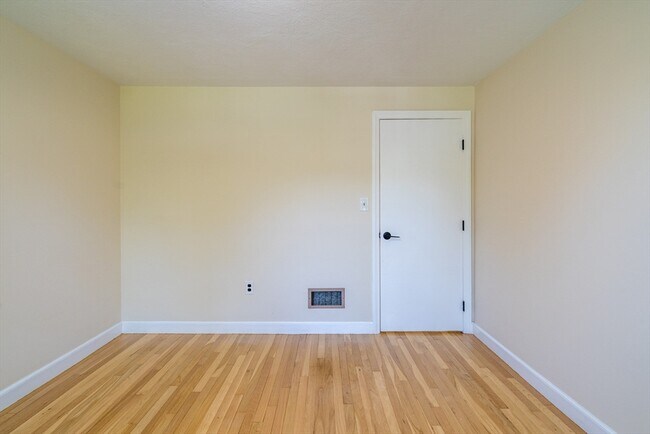 Building Photo - 10 Colburn St