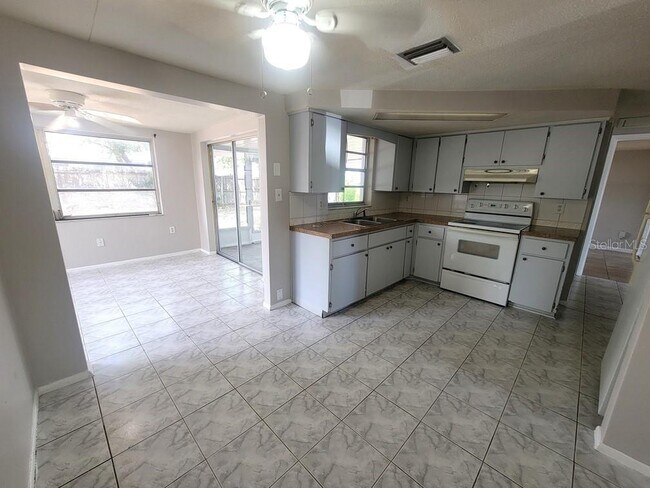 Building Photo - 7831 Sagebrush Dr