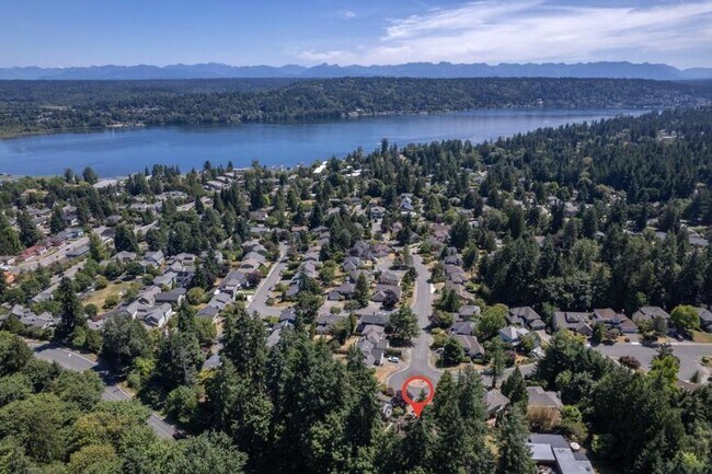 Building Photo - 4 bedroom in Bellevue WA 98008