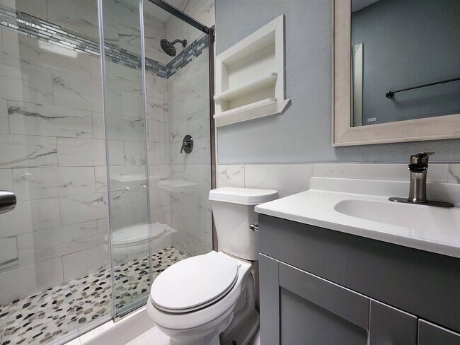 Building Photo - 608 W 51st St