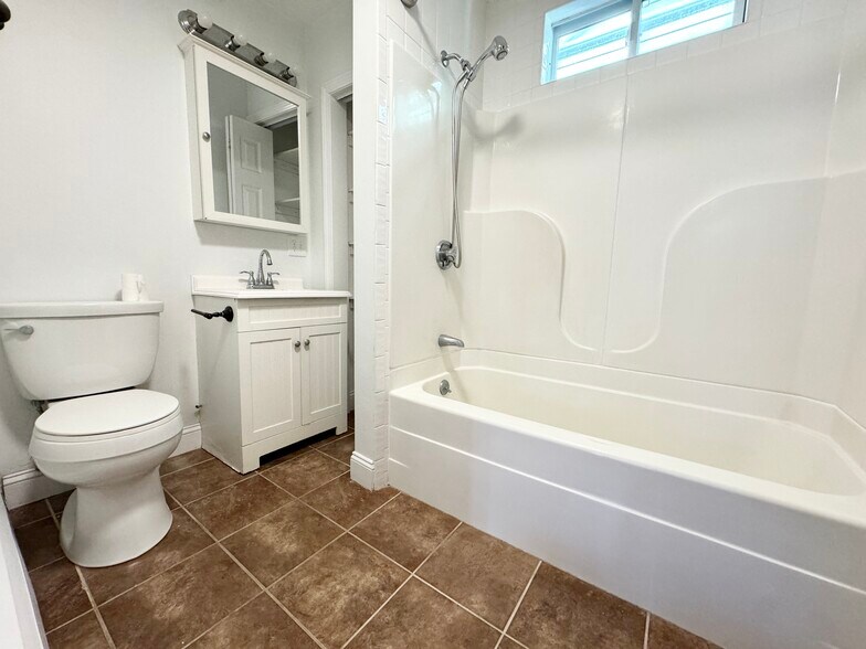 Building Photo - 28 Willow St